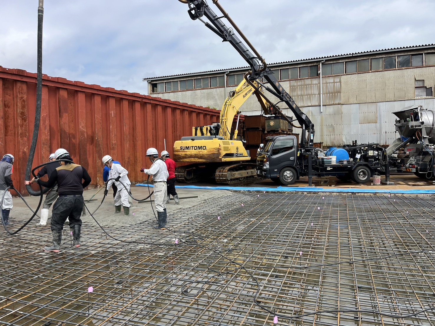 湖西市田中様　工場内土間コンクリート打設中.jpg